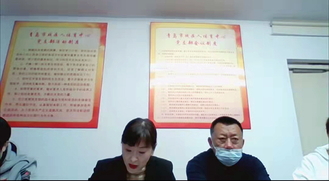 图为残奥冰球队交流反兴奋剂工作经验